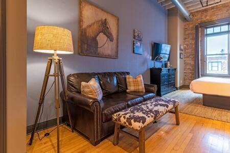 Hip Urban Loft-Small Town Charm-124 Lofts #2 West Dundee Exterior photo