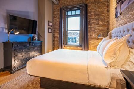 Hip Urban Loft-Small Town Charm-124 Lofts #2 West Dundee Exterior photo